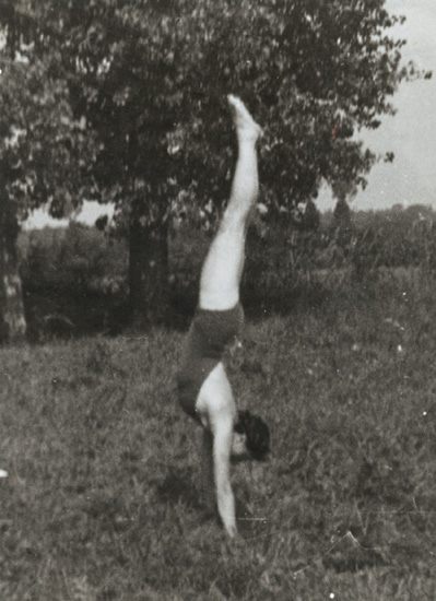 Jacques-Henri Lartigue - Huguette Sabouret au Château des Essarts, Veyvialle, France