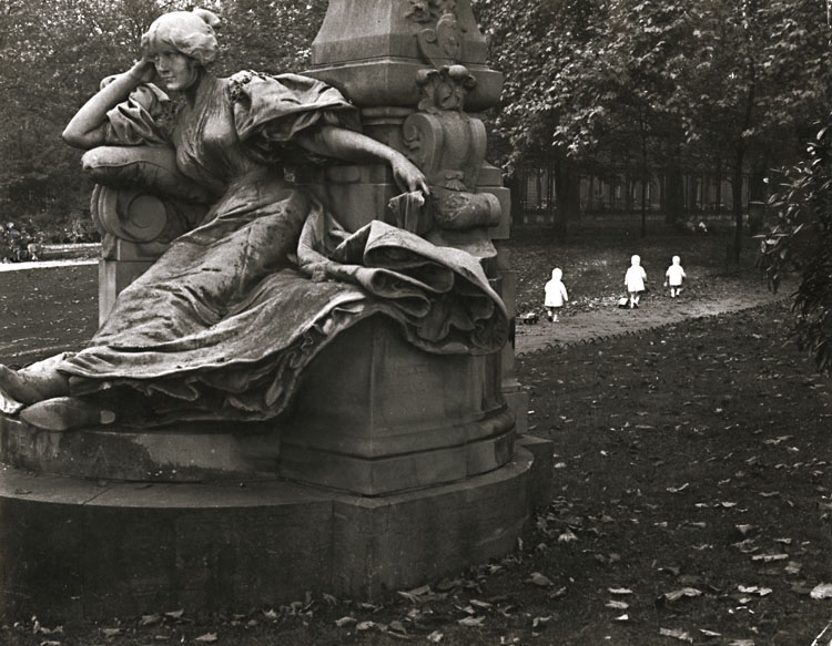 Robert Doisneau - Jardin du Parc Monceau, Paris