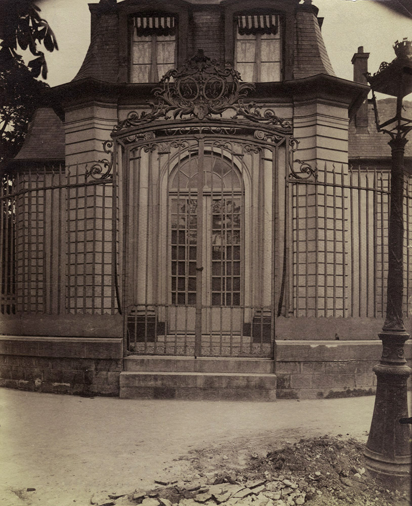 Jean-Eugene-Auguste Atget - Grille de l’ancien pavillon de chasse de Philippe-Égalité (Hospice Debrousse), 148 rue de Bagnolet. Paris 20 Jean-Eugene-Auguste Atget - Grille de l’ancien pavillon de chasse de Philippe-Égalité (Hospice Debrousse), 148 rue de Bagnolet. Paris 20