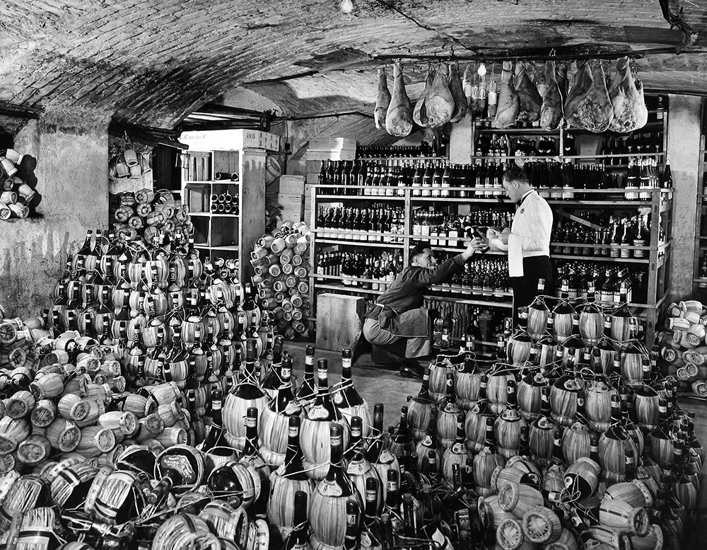 Alfred Eisenstaedt - Chianti Wine Bottles and Straw-shirted Flasks, Italy Alfred Eisenstaedt - Chianti Wine Bottles and Straw-shirted Flasks, Italy