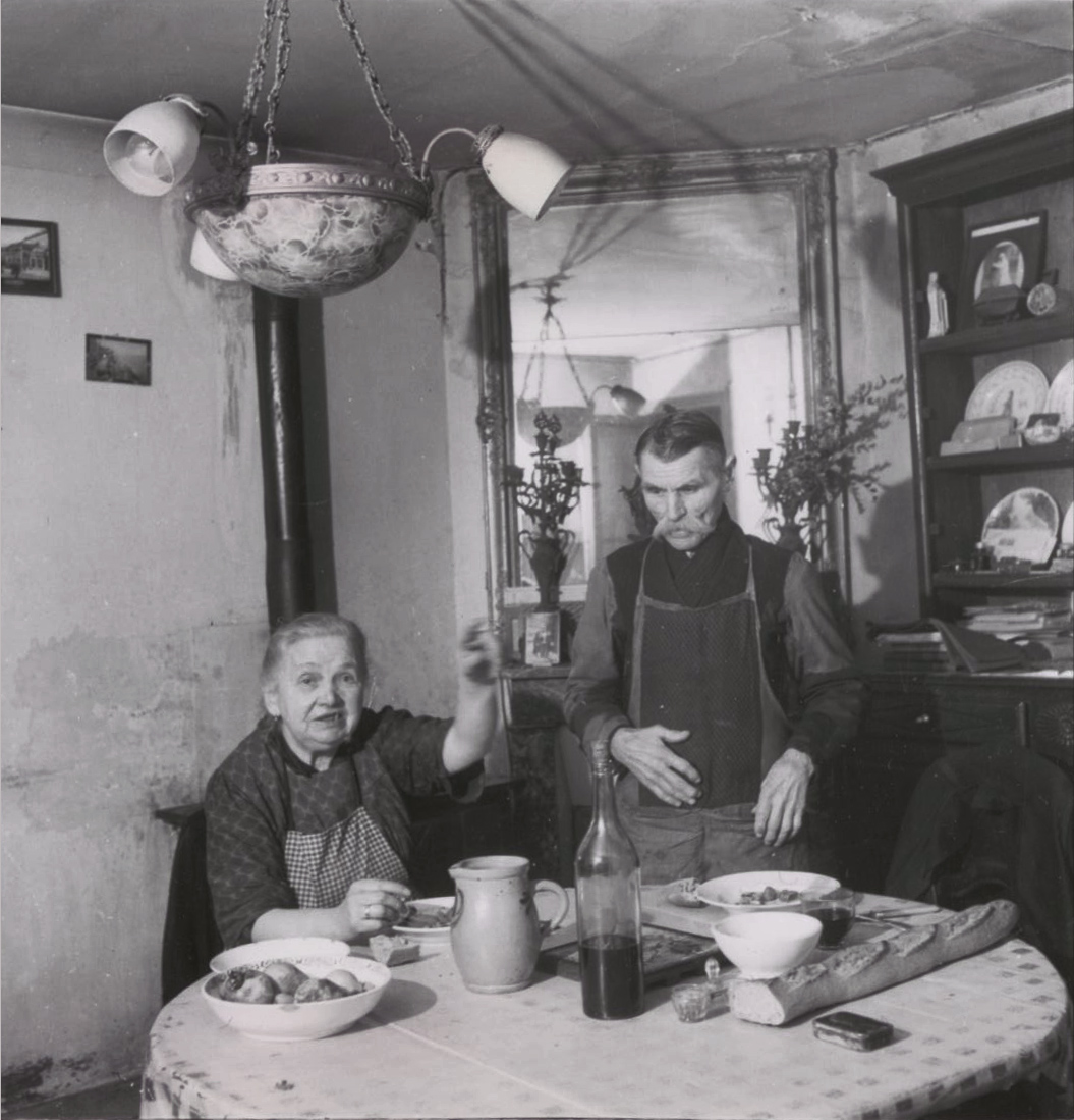 Robert Doisneau - Concierges, Rue du Dragon, Paris